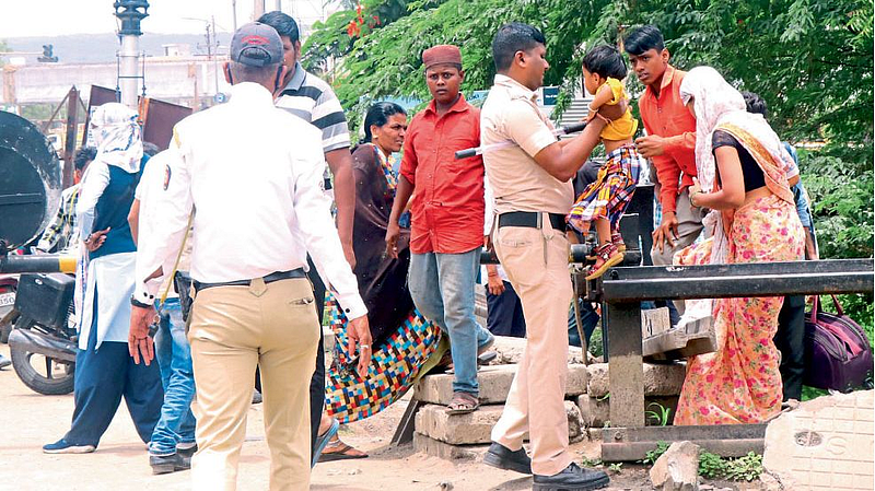Aurangabad Shivajinagar railway gate locked vehicle hit