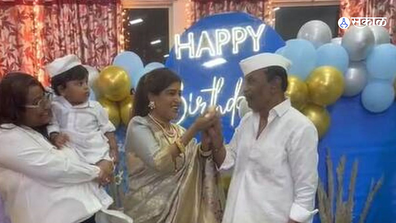 याप्रसंगी त्यांच्या पत्नी आशा गवळी केक भरवताना