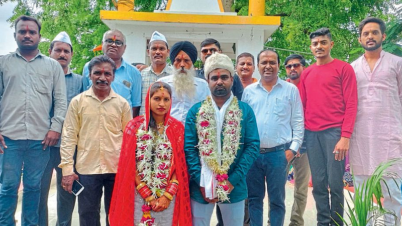 Akola Ridhora villagers arranged marriage of lovers