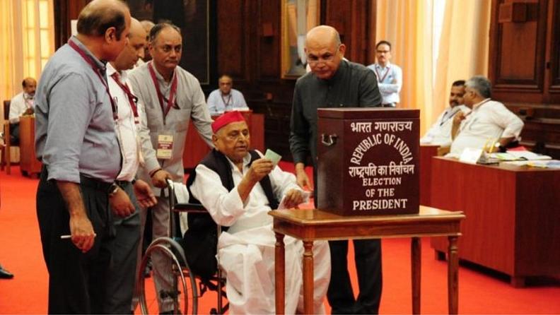 समाजवादी पक्षाचे मुलायम सिंग यादव हे देखील व्हीलचेअरवरुन मतदानासाठी आले होते.
