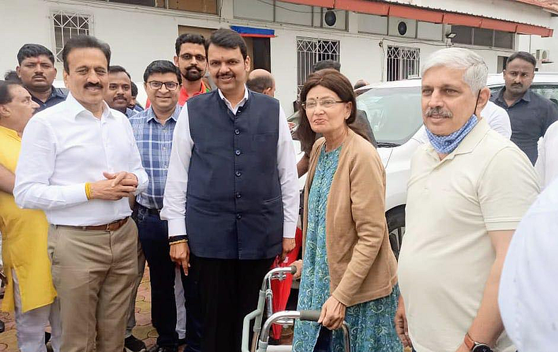 आजारपणातही मुक्ता टिळक यांनी फडणवीसांच्या घरी जावून केलं अभिनंदन