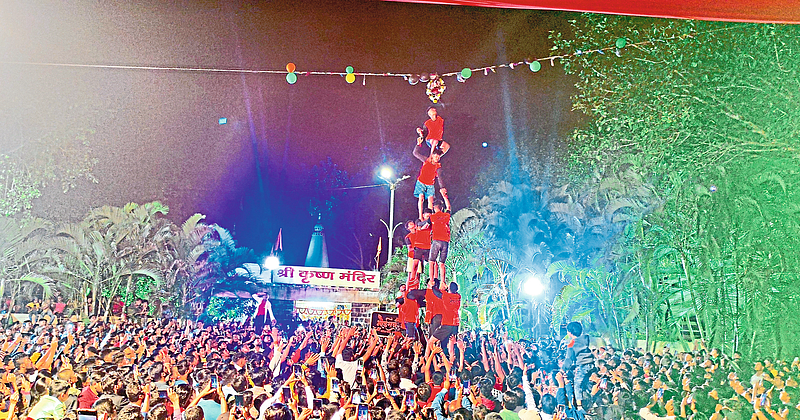 Govinda team of Bhoiraj Mandal breaking Dahi handi by laying five layers