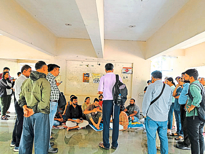 आयआयटीतील विद्यार्थ्यांचे आंदोलन पेटले