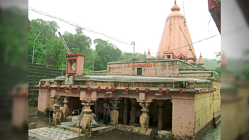 यवतेश्वर मंदिर (सातारा)
शंकर आणि भैरवनाथाचे प्राचीन मंदिर आहे. दीपावली अमावस्येला तेथे यात्रा भरते.
छत्रपती शाहू महाराजांनी बांधलेले हे यवतेश्वर महादेवाचे हे मंदिर आहे.
