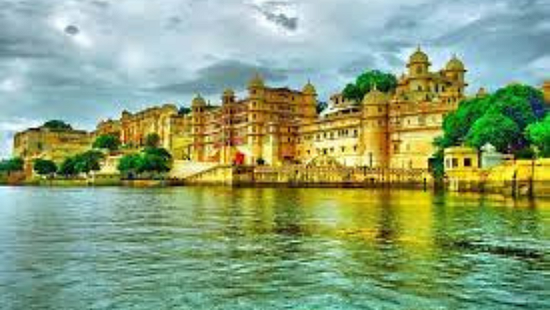 उदयपूर, राजस्थान
कुटुंबासह प्रवास करण्यासाठी राजस्थानमधील उदयपूर हा एक चांगला पर्याय आहे. उदयपूरची सहल एक अद्भुत अनुभव देईल. उदयपूरला तलावांचे शहर म्हटले जाते, जिथे तुम्हाला खूप सुंदर तलाव, राजवाडे पाहायला मिळतात. हे ठिकाण पर्यटकांचे आवडते आहे. येथे तुम्ही नौकाविहार करू शकता. तुम्ही इथल्या स्थानिक जेवणाचा आस्वाद घेऊ शकता. तुम्ही खरेदीचा आनंद घेऊ शकता.
