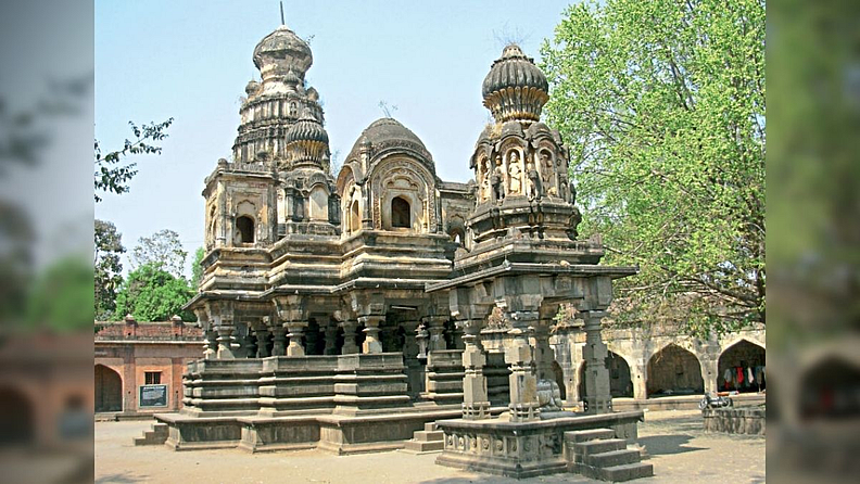 काशी विश्वेश्वर, माहुली
मंदिराचे बांधकाम काळ्या पाषाणात असून, मंदिर हेमाडपंथी आहे.
मंदिराभोवती संरक्षक बुरूज आहेत.