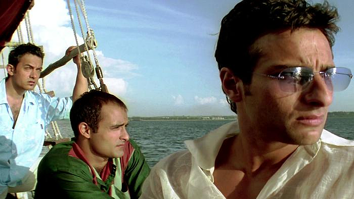 दिल चाहता है (Dil Chahta Hai)
फ्रेंडशिपची गोष्ट करायची आणि दिल चाहता है विषयी बोलायचे नाही अस होणार नाही. असं म्हटलं जातं की, गोवा जास्तीत जास्त एक्सप्लोर झाला याला कारण दिल चाहता है आहे. फॅशन ट्रेडिंग होण्यातही या चित्रपटाचे योगदान आहे. तीन मित्रांची गोष्ट, त्यांची स्वप्नं, त्यांची व्यक्तिमत्व, त्यांचा संघर्ष आणि त्यांची अतुट मैत्री हे सारं विनोदी, काहीशा मिश्किल पद्धतीनं फरहान अख्तरनं प्रेक्षकांना सांगितली आहे.