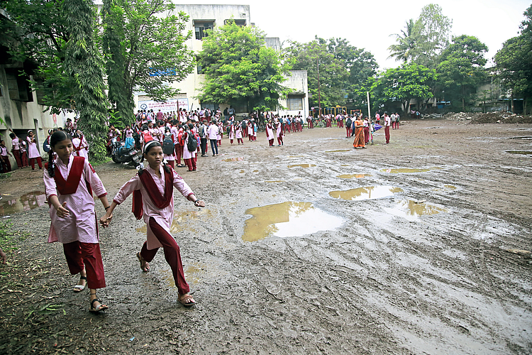 महापालिकेच्या इमारतीत अस्वच्छेतेची ‘शाळा’