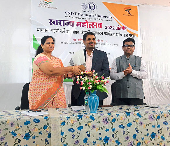 एसएनडीटी महिला विद्यापीठात ग्रंथ प्रदर्शन