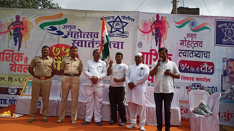 Sub Divisional Officer Somnath Tambe Police Inspector Rangarao Sanap Deputy Chairman Anil Kunde while welcoming the Police Race of Niphad Nashik Rural Police Force