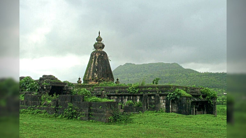 पांडवकालीन शिवमंदिर, परळी (सातारा)
उरमोडी धरणाच्या भिंतीलगत हेमाडपंथी मंदिर आहे.
मंदिर पांडवकालीन असल्याचे बोलले जाते.