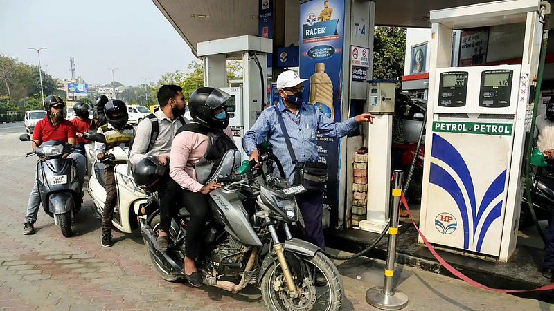 बांगलादेश आर्थिक संकटाच्या उंबरठ्यावर; रात्रीत इंधन दरात 50 टक्क्यांची वाढ