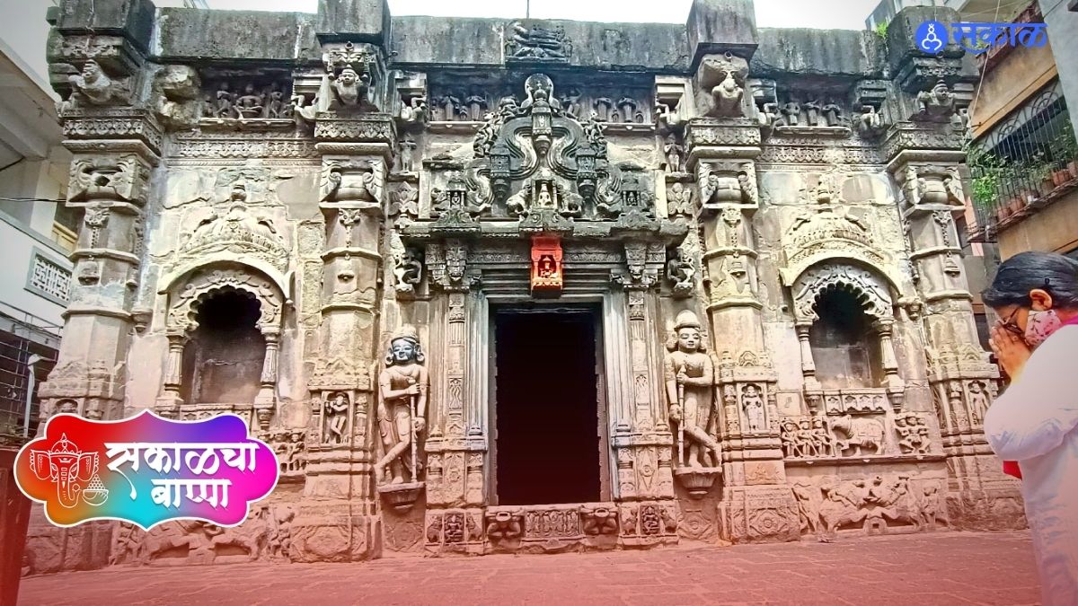 त्रिशुंड्या गणपती (सोमवार पेठ)
तीन सोंड असल्याने त्रिशुंड या नावाने हा गणपती प्रसिद्ध आहे.