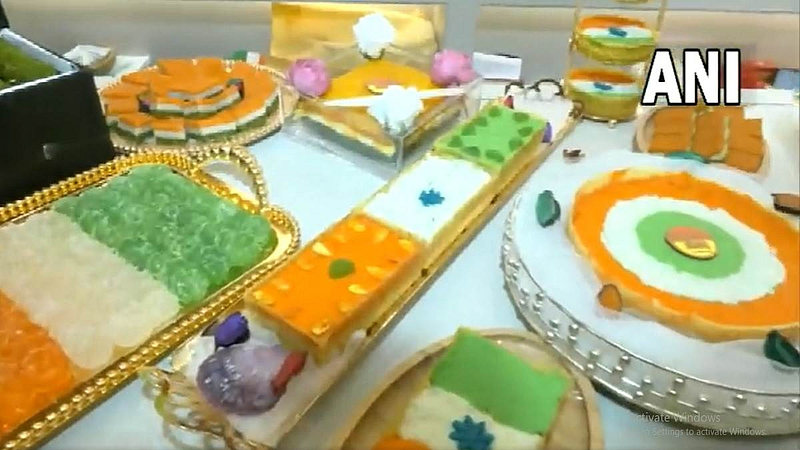 स्वातंत्र्याच्या अमृत महोत्सवाचा रंग; तिरंग्याच्या रंगातील मिठाईला ग्राहकांची पसंती