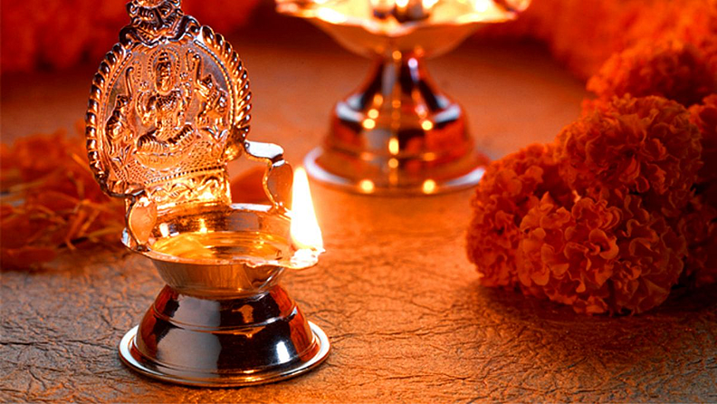 6. आरती : ओवाळणीच्या ताटात दिवा असणं महत्त्वाचं आहे. सर्व प्रकारच्या वाईट शक्तींपासून भावाचं रक्षण व्हावं यासाठी प्रकाशाच्या ज्योतीनं त्याला ओवाळतात शिवाय दिव्याला सकारात्मकतेचे प्रतीक मानण्यात आलं आहे.