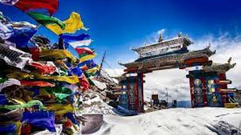 तवांग
जर तुम्हाला ट्रेकिंगचा आनंद घ्यायचा असेल आणि सुंदर दृश्यांमध्ये शांत वातावरणात फिरण्यासाठी जागा निवडत असाल तर तुम्ही तवांगला जाऊ शकता. तवांग हे भारतातील सर्वात प्रसिद्ध ट्रेकिंग ठिकाणांपैकी एक आहे. चार दिवसांत तुम्ही तवांगच्या प्रसिद्ध ठिकाणांना भेट देऊ शकता. येथे तुम्ही तवांग वॉर मेमोरियल, तवांग मठ, सेला पास, बाप टेंग कांग आणि गोरोचन शिखर इत्यादींना भेट देऊ शकता. तुम्ही इथे बजेटमध्ये प्रवास करू शकता.
