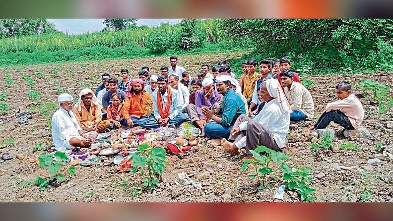 घनसावंगी येथे नागपंचमी सणानिमित्त वारुळाची पूजा करताना नागरिक.