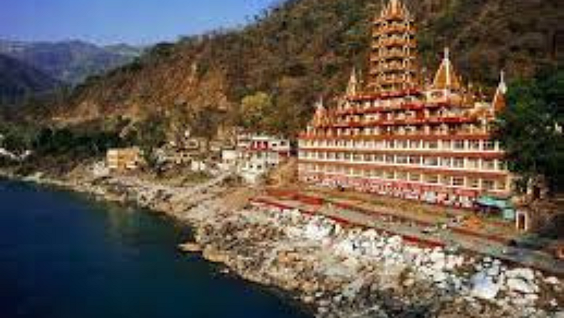 ऋषिकेश
रक्षाबंधन ते स्वातंत्र्य दिनाच्या सुट्टीत तुम्ही उत्तराखंडमधील कोणत्याही हिल स्टेशनला भेट देऊ शकता. कमी पैशात तुम्ही अध्यात्म, धर्म आणि साहस या तिन्ही गोष्टींचा अनुभव घेऊ शकता. भाऊ-बहिणी आपल्या वडीलधार्यांसह सहलीला जात असतील तर ते उत्तराखंडमधील ऋषिकेशला जाऊ शकतात. इथल्या मंदिरांना भेट देण्याव्यतिरिक्त, तुम्ही रिव्हर राफ्टिंग, बंजी जंपिंग, माउंटन बाइकिंग, वॉटरफॉल ट्रेकिंग आणि फ्लाइंग फॉक्सचा आनंद घेऊ शकता. संध्याकाळी, तुम्ही कुटुंबासह गंगेच्या काठावर आरतीमध्ये सामील होऊ शकता.