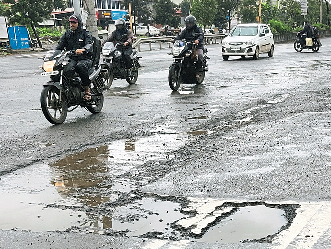 स्पाईन रस्त्याची दुरवस्था