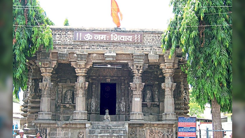 जब्रेश्वर मंदिर, फलटण
यादवकालीन हेमाडपंथी पद्धतीचं मंदिर एक मीटर उंचीच्या पीठावर उत्तराभिमुख आहे.
१२ व्या शतकात मंदिर बांधल्याची माहिती आहे.