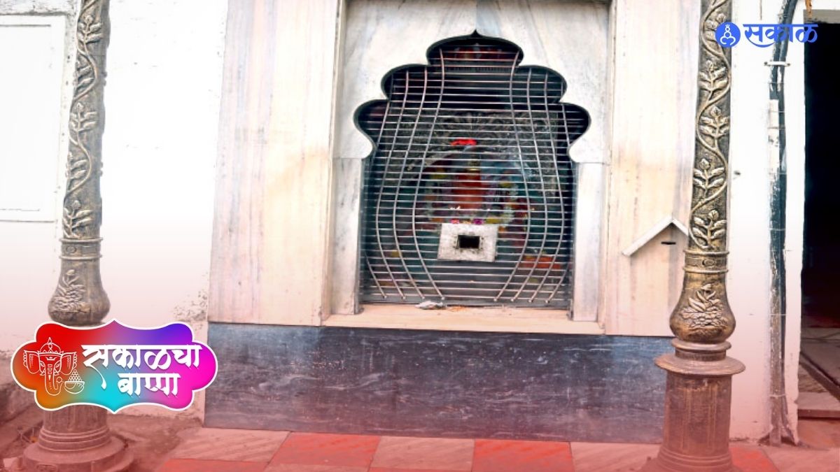चिमण्या गणपती (सदाशिव पेठ)
पूर्वीच्या काळी या गणपतीपुढे तांदूळ टिपण्यासाठी खूप चिमण्या येत असत, त्यामुळे या गणपतीला ‘चिमण्या गणपती’ असे नाव पडले, अशी आख्यायिका आहे.