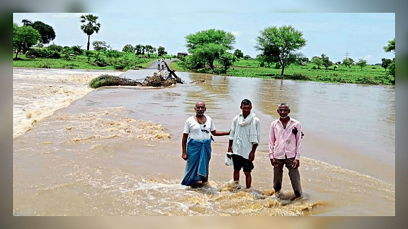 Nanded heavy Rainfall water on road