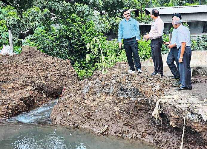 Commissioner Dr. while inspecting pipeline repair work at Amrit Garden Chowk. Chandrakant Pulkundwar