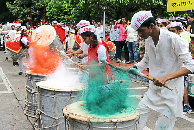 On the occasion of the Amrit Mahotsav of Independence, young men and women of the Shivtal Dhol troupe while throwing orange, white and green colors on the drum on Tuesday.