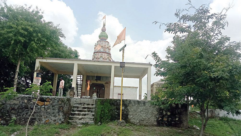 ओम संगमेश्वर महादेव मंदिर, भाडळी खुर्द
मंदिर ११० वर्षांपूर्वीच आहे.
भाडळी खुर्द व भाडळी बुद्रुक या गावांच्या दोन्ही ओढ्यांच्या संगमावर मंदिर, त्यामुळे संगमेश्वर मंदिर म्हणतात.