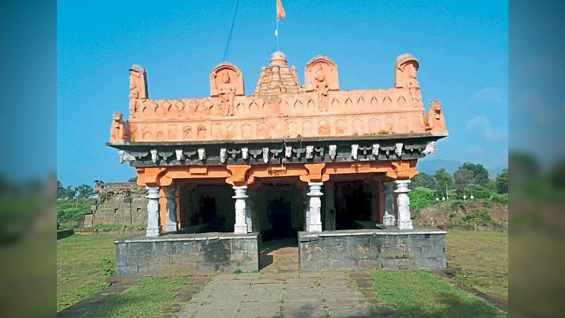 श्री पावकेश्वर मंदिर, सैदापूर (कऱ्हाड)
१३ व्या शतकातील बांधकाम असून दुर्मिळ शिल्पकलेची बांधणी आहे.