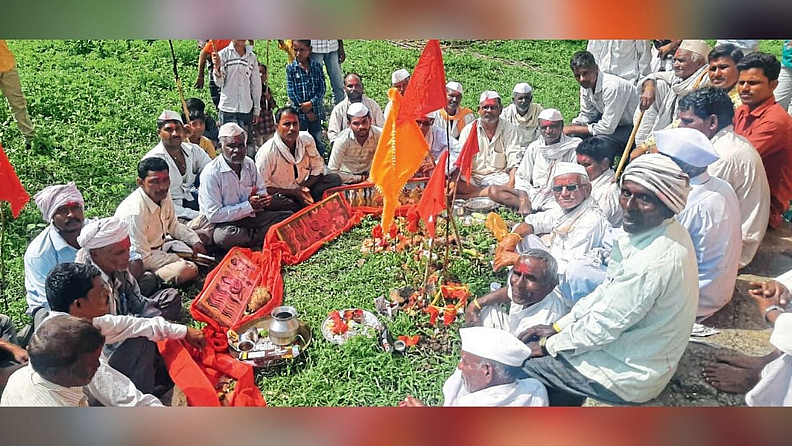टेंभुर्णी : वारुळावर जाऊन नागपाटीचे पूजन करताना.