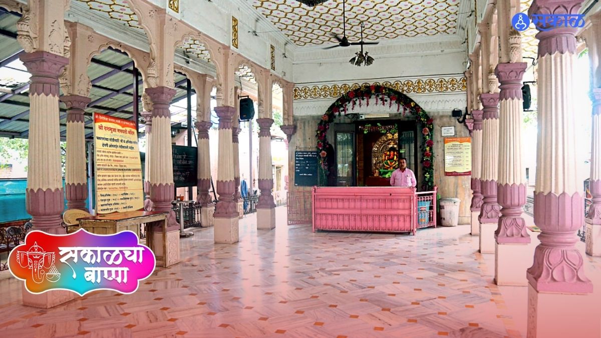 दशभुजा गणपती (कोथरूड)
पुण्यात दशभुजा गणेशाच्या एकूण तीन मूर्ती आहेत, त्यापैकी कोथरूडची ही मूर्ती सर्वांत मोठी आहे.