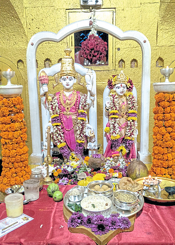 लक्ष्मी-नारायण मंदिरात
चास येथे फुलांची सजावट