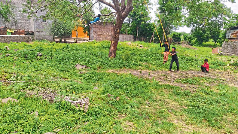 केदारखेडा : जवखेडा ठोंबरी परिसरात झोक्याचा आनंद घेताना लहानमुले.