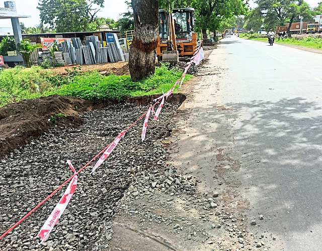 पावसात रस्त्याचे काम उरकण्याची घाई
