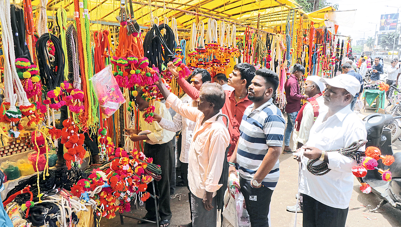 Bail pola festival shopping by farmers