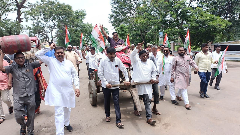 Hingoli Congress protest against rising inflation