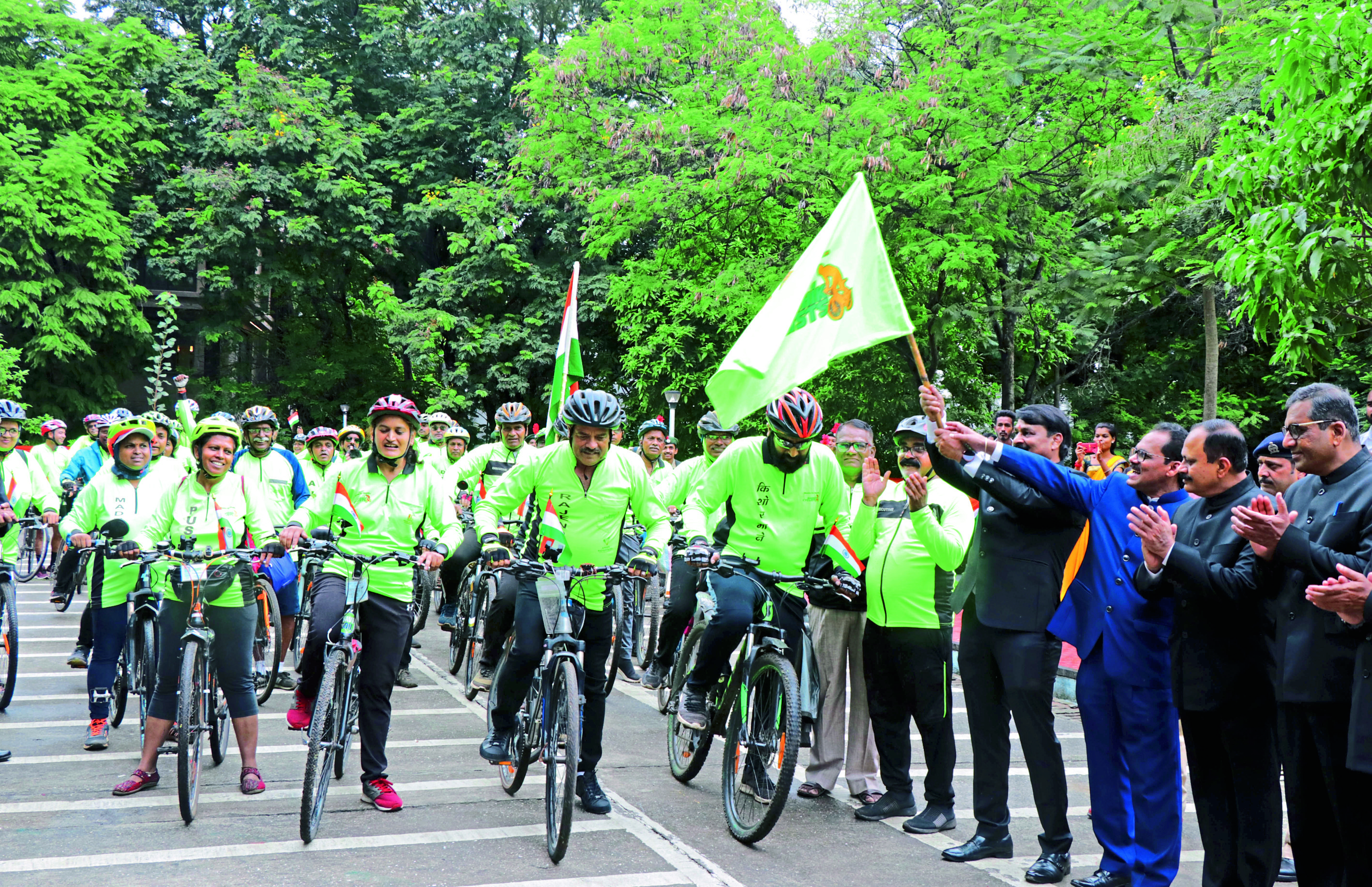 दुसऱ्या छायाचित्रात जनजागृती सायकल रॅलीस हिरवा झेंडा दाखवताना अतिरिक्त आयुक्त सुरेश खाडे