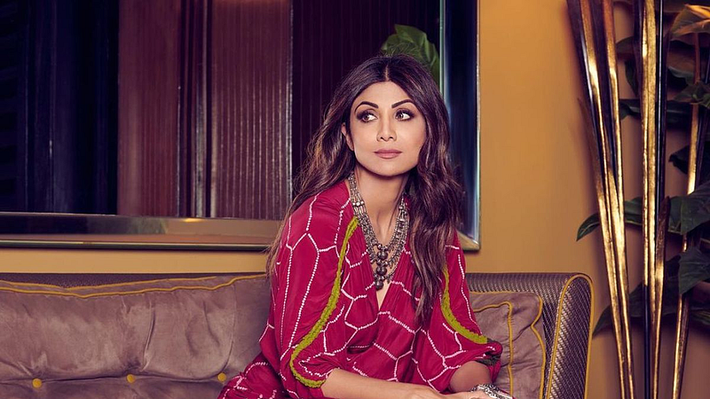 Shilpa Shetty Accident While shooting for Rohit Shetty Movie, Leg Injury plaster Photo Viral