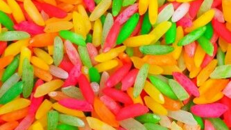 2. अक्षता: ओवाळणीच्या ताटात अक्षता(तांदूळ) असणंही तितकंच महत्त्वाचं आहे. अक्षता म्हणजे ज्या अपूर्ण नाहीत, ज्या अखंड आहेत. त्यामुळे रक्षाबंधानानिमित्त केलेलं पूजन देखील अक्षतांप्रमाणे पूर्ण असावे हा त्यामागील अर्थ आहे.