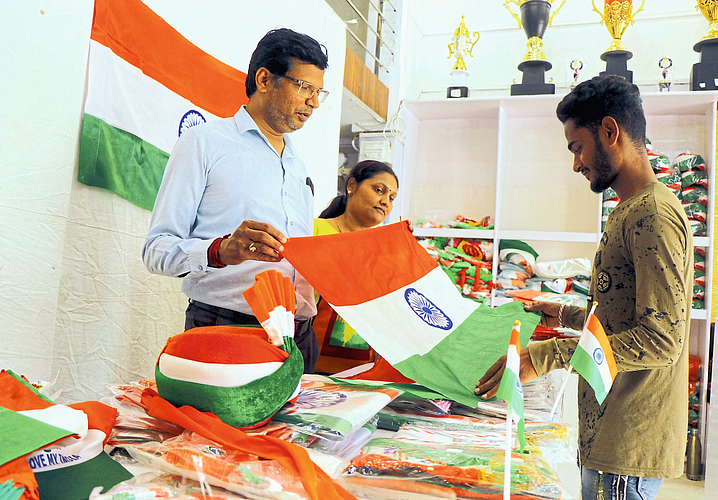 The market is decorated with tricolor colored turbans, caps etc. and the rush to buy the tricolor flag is going on.