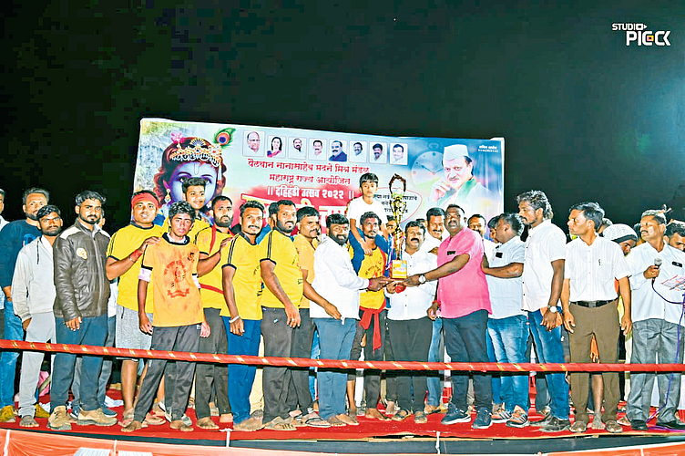 जय मल्हार दहीहंडी संघाला
मानाचा राष्ट्रवादी चषक