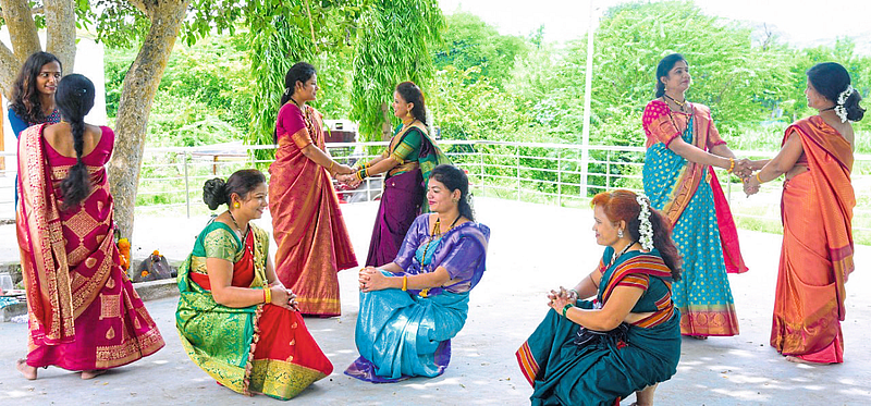 वाल्ह्यात नागशिल्पाचे पूजन
