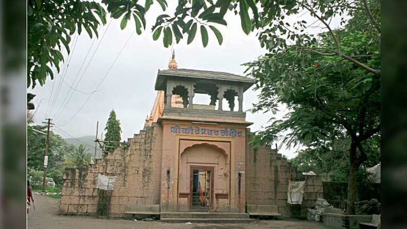 कोटेश्वर मंदिर, (सातारा)
शहरात शुक्रवार पेठेत पूर्ण दगडाचे उंच शिखर असलेले मंदिर.