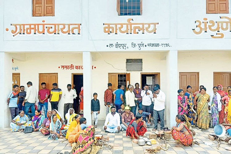 अंथुर्ण्यात चुलीवर भाकरी भाजून आंदोलन