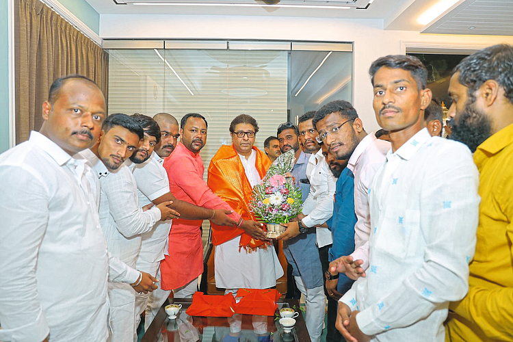आळंदीकर महाराज राज ठाकरे यांच्या भेटीला