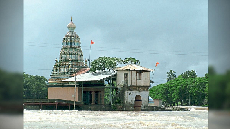 कोटेश्वर मंदिर, लिंब-गोवे
पेशवेकालीन बांधकाम. नारो अप्पा तुळशीबागवाले यांनी काही बांधकाम केले. त्यानंतर सांगलीच्या धनी वेलणकर यांनी बांधकाम केले.