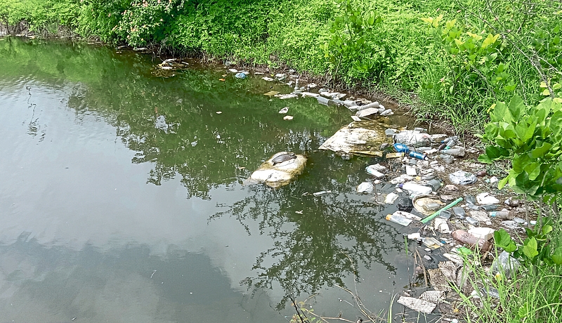 शेलारवाडी तलावात टाकला
जातोय कचरा अन् बाटल्या