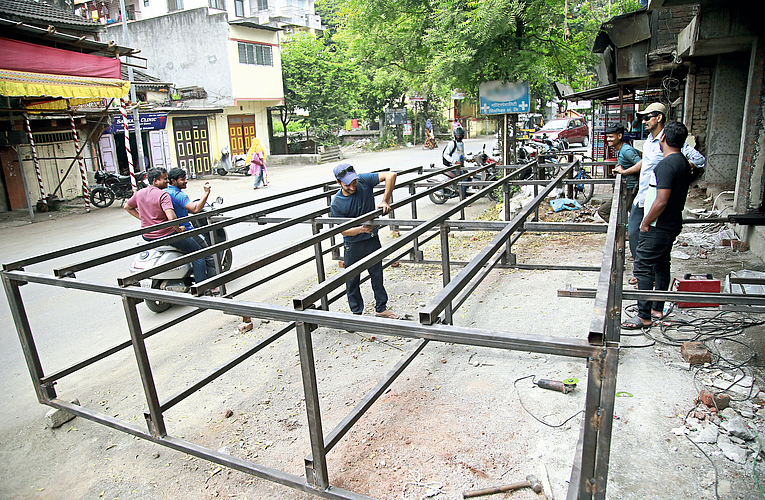 बाप्पाच्या आगमनासाठी तयारीला वेग...(फोटो फिचर)
