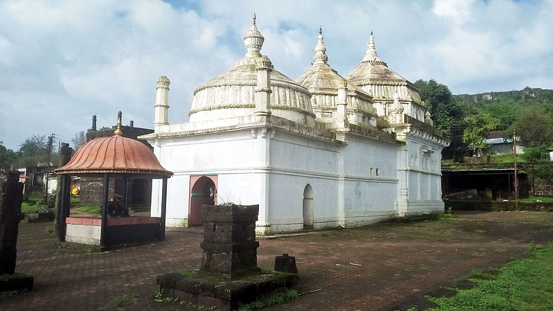 श्री क्षेत्र मेरुलिंग मंदिर, (नरबदेव, ता. जावळी)
अत्यंत रचनात्मक पद्धतीने बांधलेल्या नवसाला पावणाऱ्या स्वयंभू शंभू महादेवाचे स्थान.